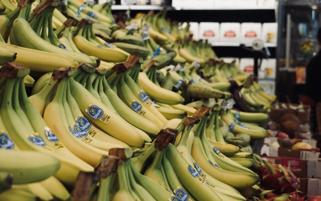 Plastic free shopping bananas