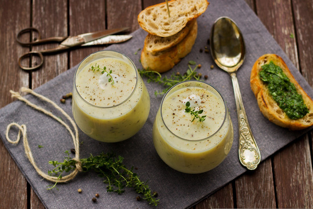 For an extra crunch, serve your easy broccoli cheese soup with some crusty bread.