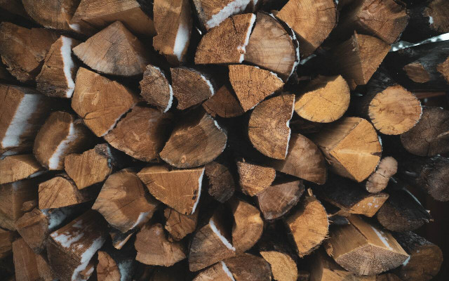 If you leave space between the logs when storing firewood, the wood has a better chance to breathe. 