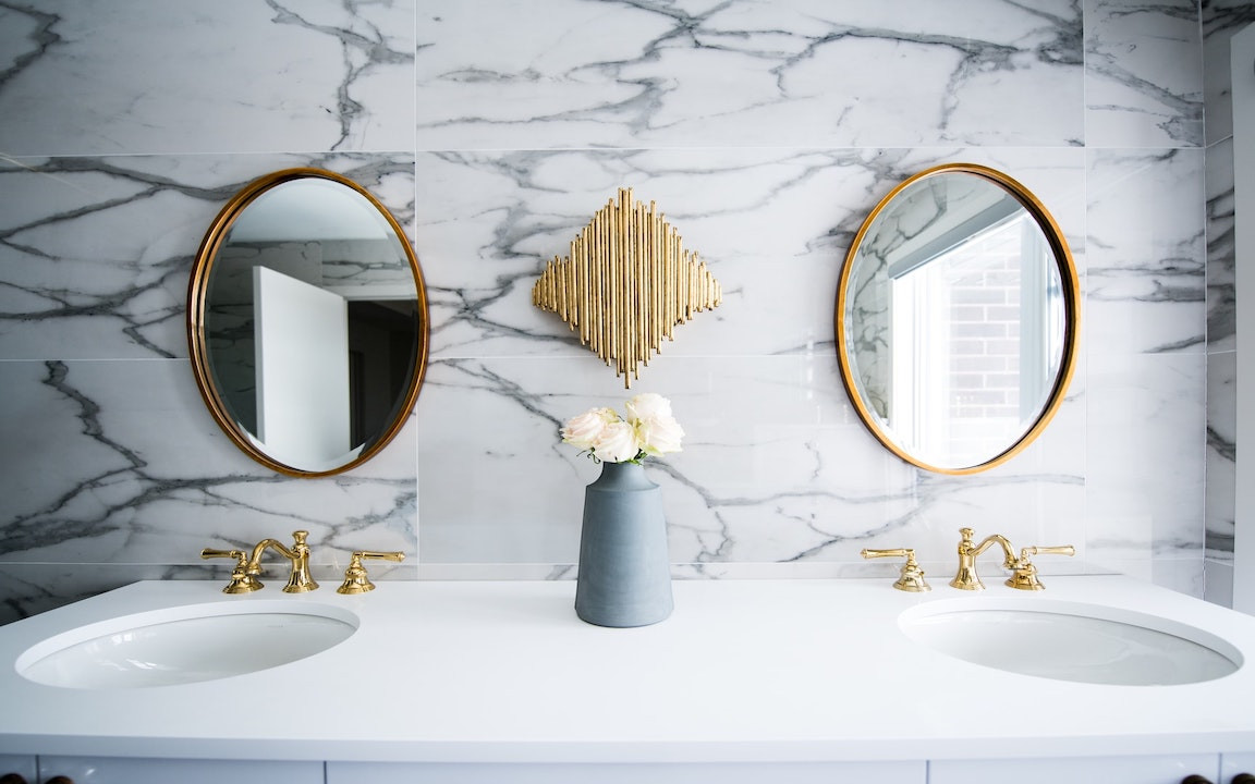 3 Easy Ways to Clean a Mirror