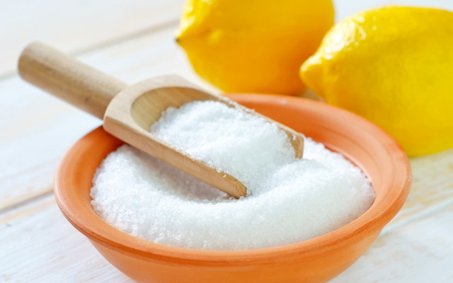 natural homemade oven cleaner: lemon juice and salt