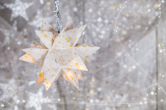 You can use paper stars as minimalist christmas decoration, add them to a gift or send them via mail to surprise a loved one.
