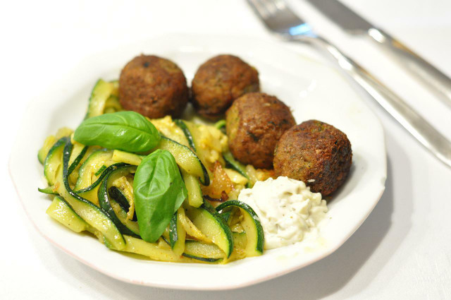 Last but not least, a falafel plate will fill you up easily and make you healthy for the rest of the hike.  