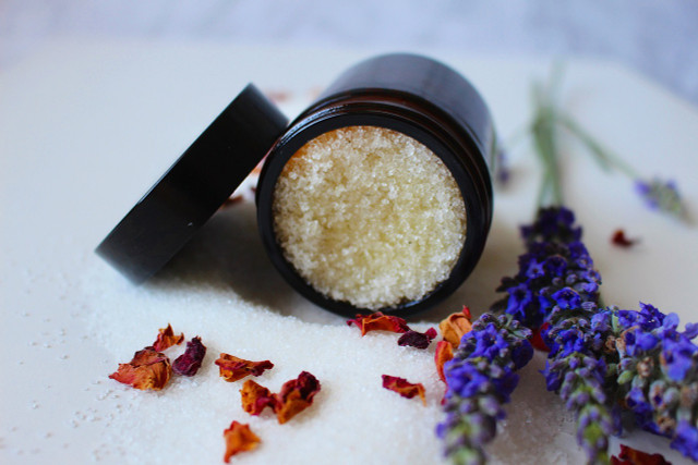 Sugar scrubs are a good way to take care of blackheads naturally and at home.