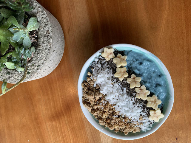 Smoothie bowls make for delicious, healthy lunches for teens.