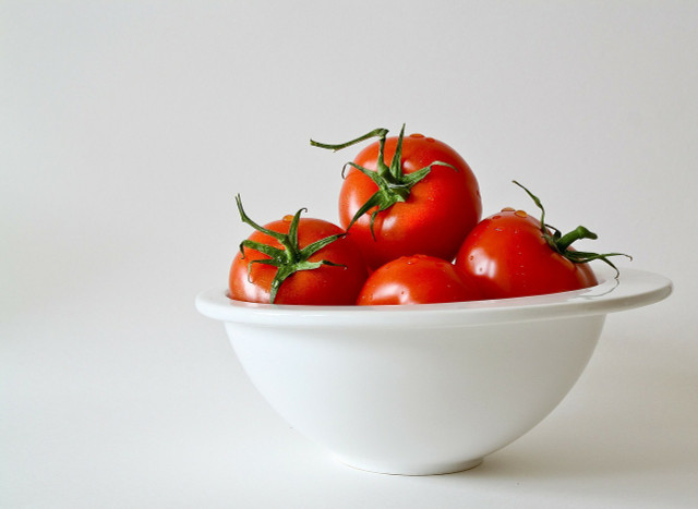 Tomatoes are a fruit that contain protein.
