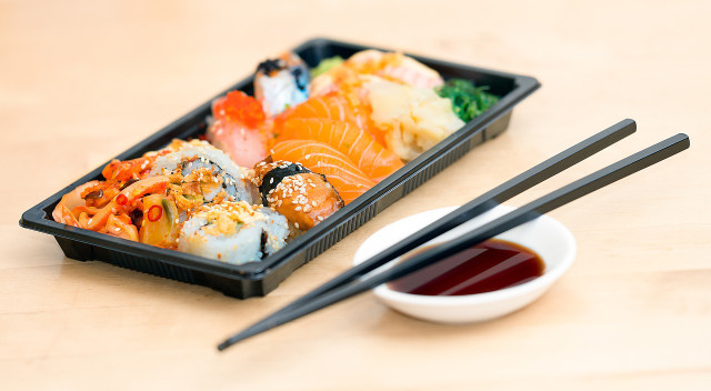 Takeaway sushi in plastic packaging: a source of microplastics in food.