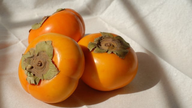 how to cut persimmon