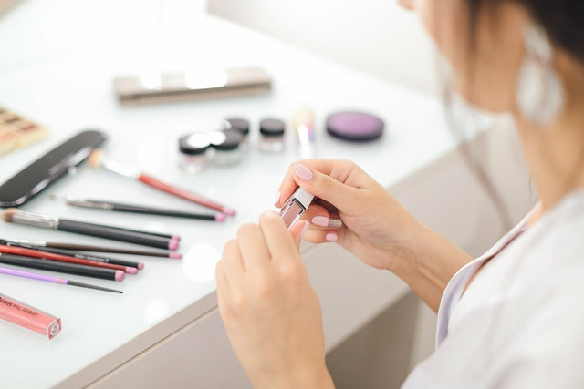 Much conventional makeup contain ingredients that are known to cause negative health ramifications.
