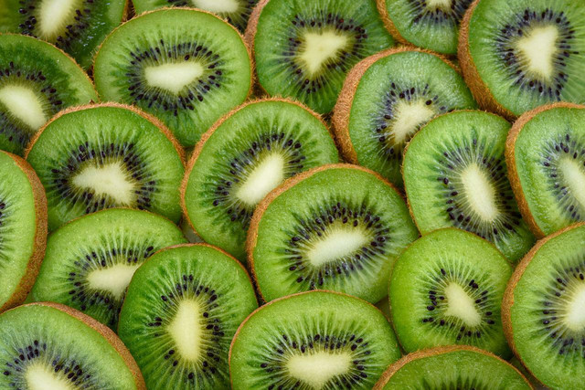 Eating two kiwis is generally safe.