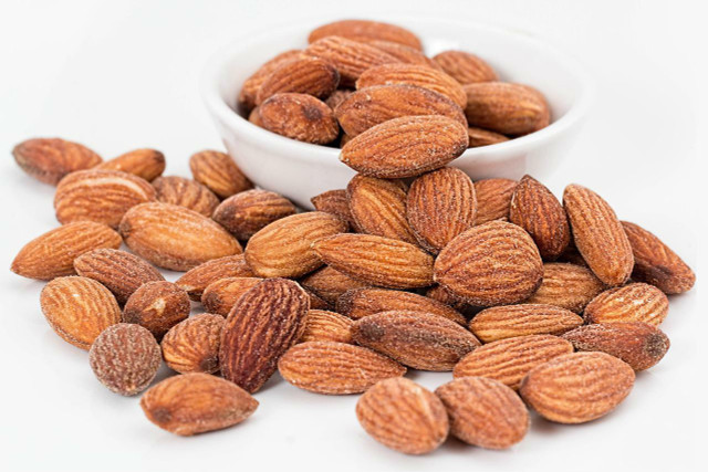 Almond butter has the same sweet and fine taste as almonds, but is quite runny as a spread.