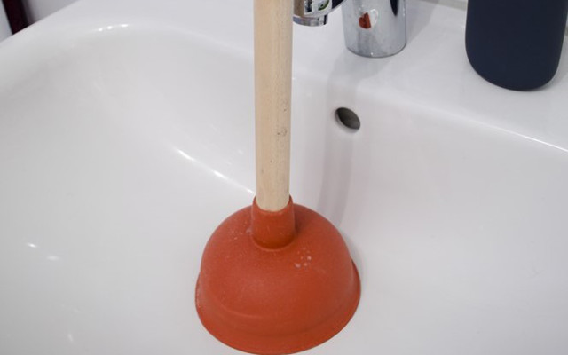 How to unclog a sink drain plunger method How to unclog a sink drain: plunger method