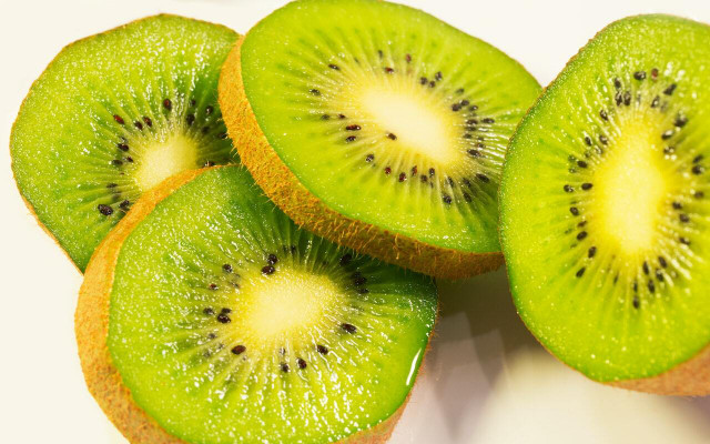 Freezing kiwi in slices is the most convenient way to store kiwi. 