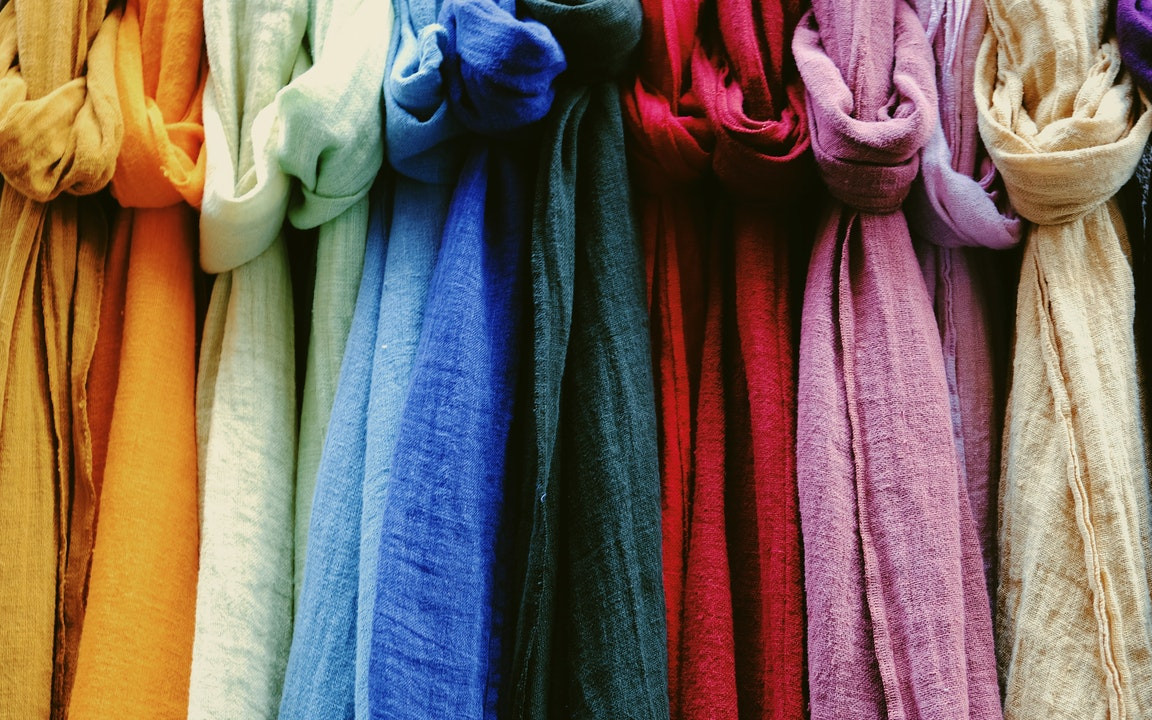 A color guide to the best plants for dyeing fabric and fibers naturally