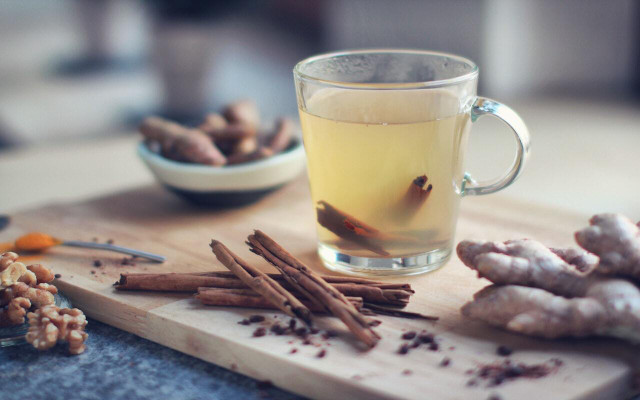 To boost the flavor, consider adding cinnamon sticks to your ginger tea. 