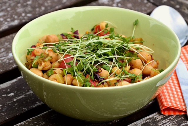 Chickpeas can be mixed with other types of legumes such as beans or lentils and go well with fresh avocado, tomato or sprouts.