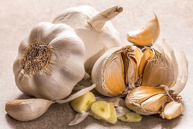 Garlic is an anti-inflammatory food with natural prebiotics. 