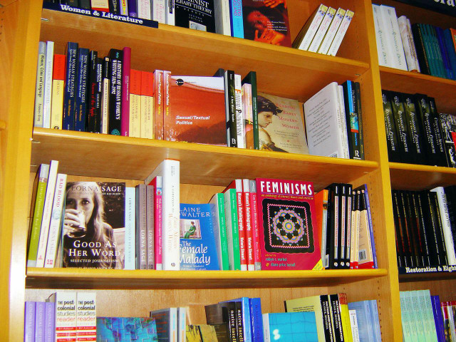 Cafe con Libros offers books for adults and children.