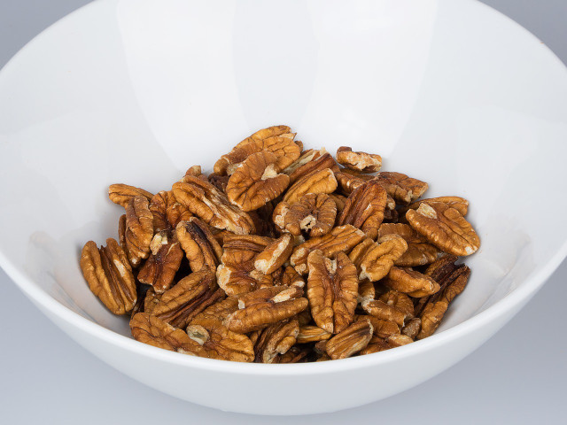 One serving of pecans contains 2.5g of protein.