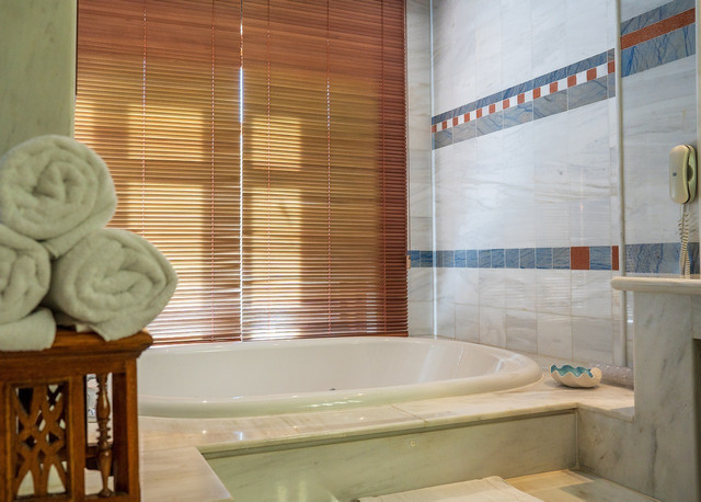 Add light colored towels or blinds to feng shui your bathroom.
