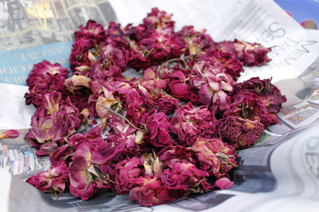 Fill old socks with potpourri and make DIY potpourri bags for your cupboards.