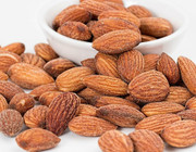 Eating almonds: benefits and drawbacks.