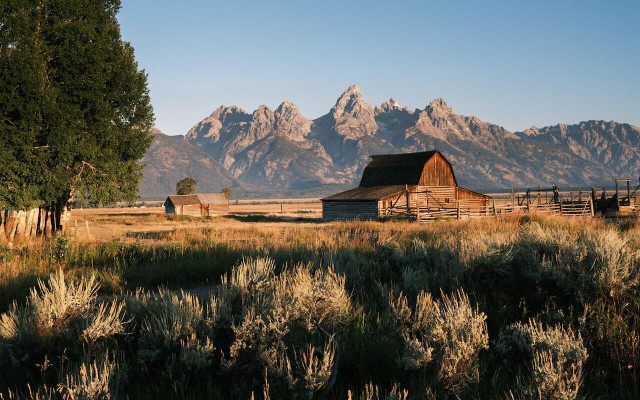 Wyoming is the best state for off-grid living when it comes to relaxed regulations.