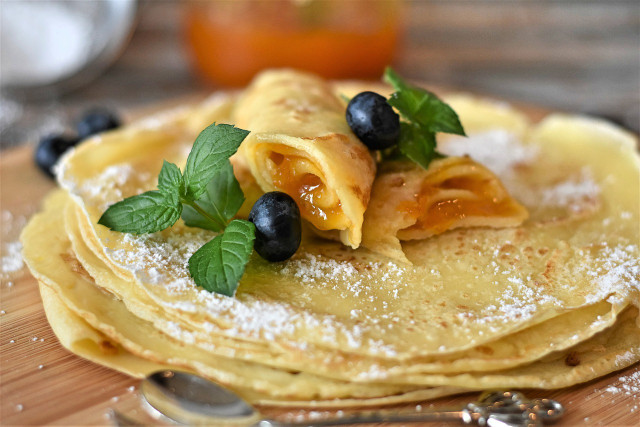 A tasty plant-based egg breakfast idea is crepes.