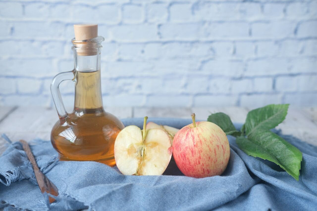 Apple cider vinegar, or vinegar in general, is popular as sunburn remedy despite its high acidity.