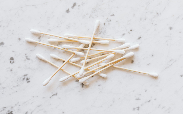 bamboo-cotton-swabs-e-karolina-grabowska-300920-1280x800 zero waste bathroom - bamboo cotton swabs