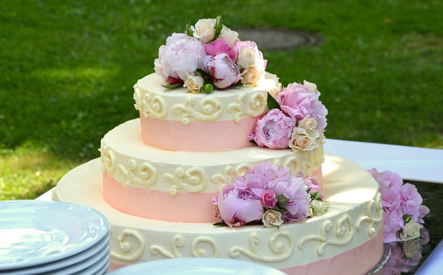 Wedding cake could be taken away to reduce waste.