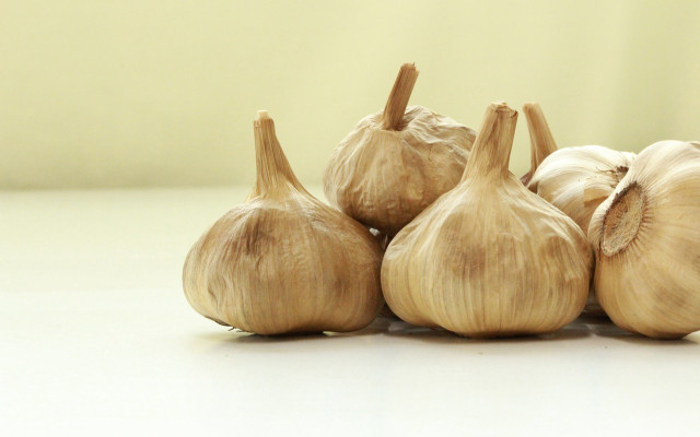 Fermented black garlic cloves health benefits culinary uses kitchen tricks