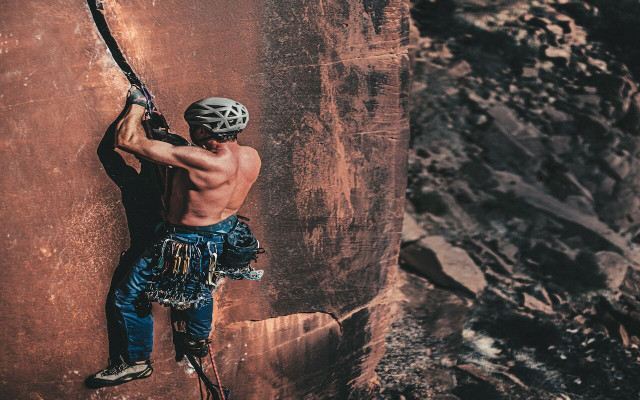 The best rock climbing in the world for sandstone crack climbing can be found in Utah. 