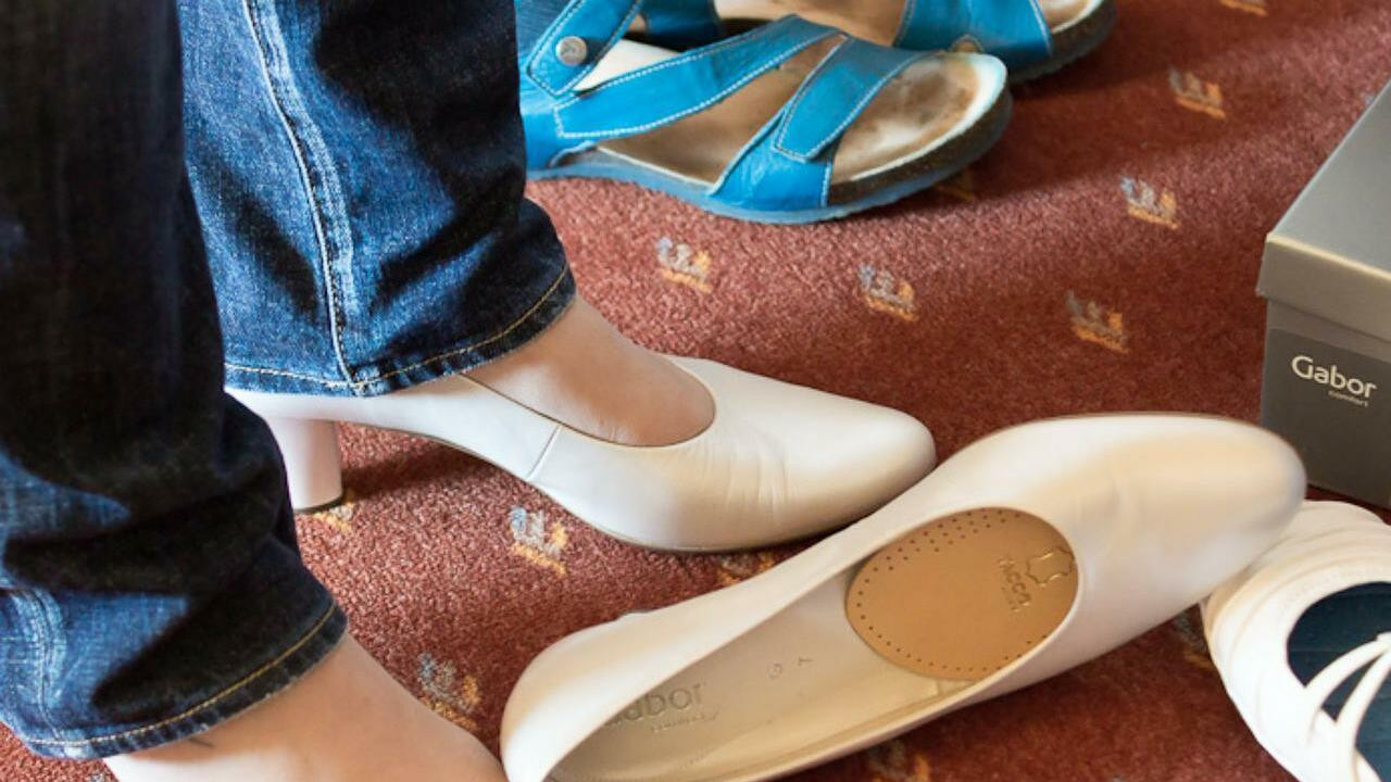 How to Widen Shoes at Home - Utopia