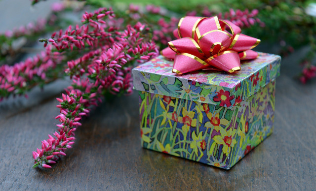 Boxes are eco-friendly that make wrapping gifts easier.