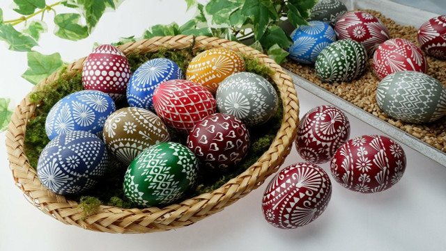 Surprisingly, candle wax can come in handy when dyeing easter eggs.