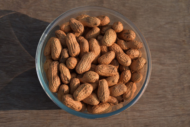 Peanuts are a popular food among vegans, party because of their large amount of healthy vegan fats and their richness in plant-based protein and fiber.