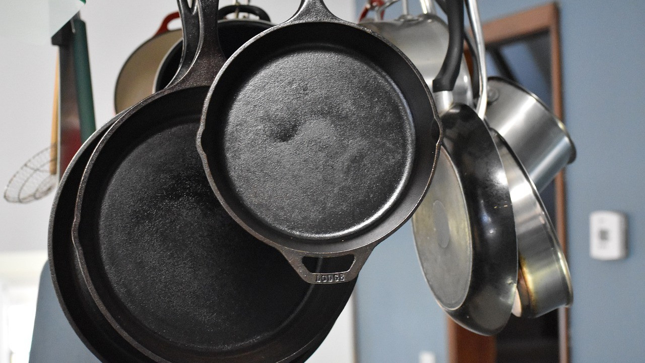8 Benefits of a Cast Iron Skillet and 5 Downsides - Utopia