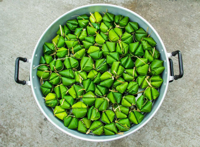 Fresh pandan leaves can infuse flavor and aroma into dishes.