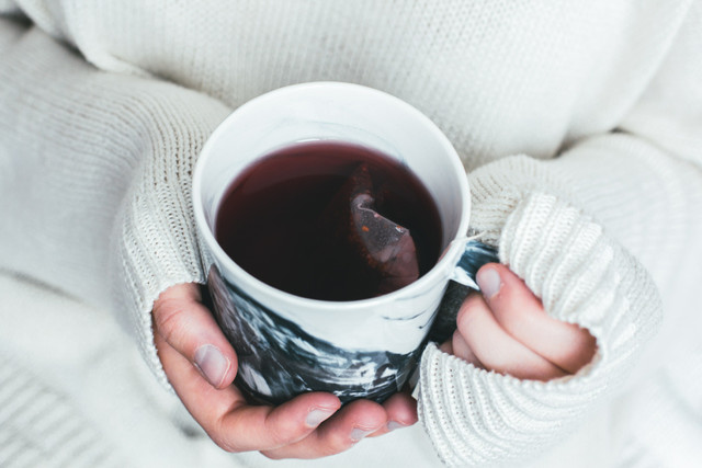 Tea and Relaxation Against Sore Throats