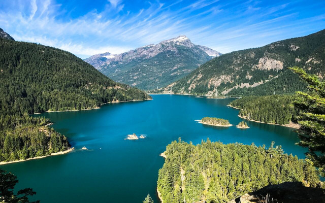 Diablo Lake is one of the best lakes in the US for hiking. 