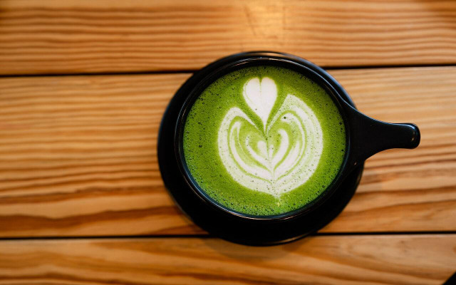 You can enjoy a matcha green tea latte warm or cold. 