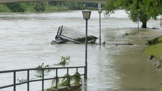 what causes floods