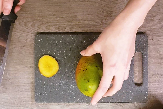 Make a flat base so the mango is easier to work with.