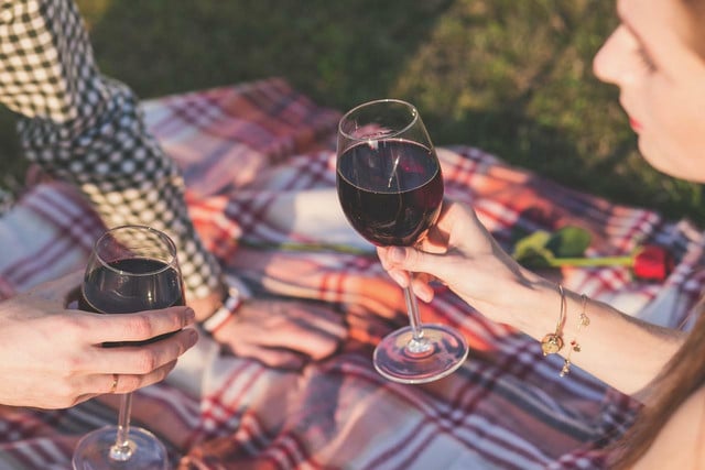 A picnic is a simple and low-budget date idea.